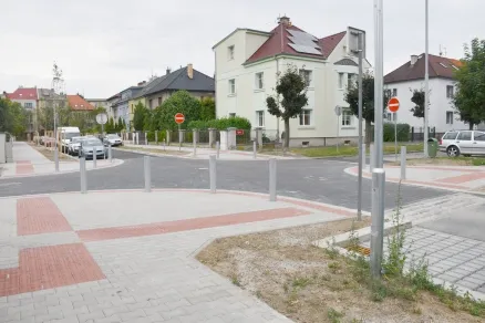 Ulice Kapitána Jaroše je nově opravená, lemuje jí alej javorů
