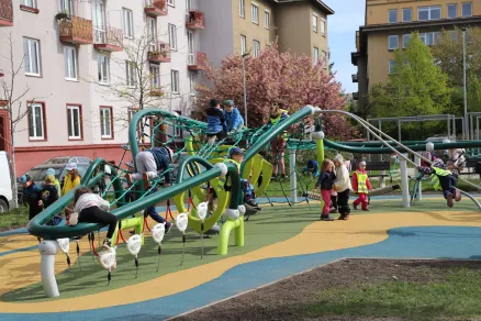 Nové hřiště na Slovanech nabízí dětem dobrodružství s Krokodýlem