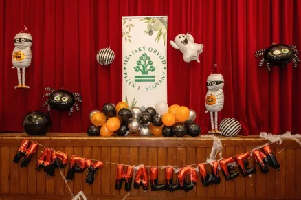 Třetí ročník Halloweenského průvodu na Slovanech přilákal rekordní množství masek