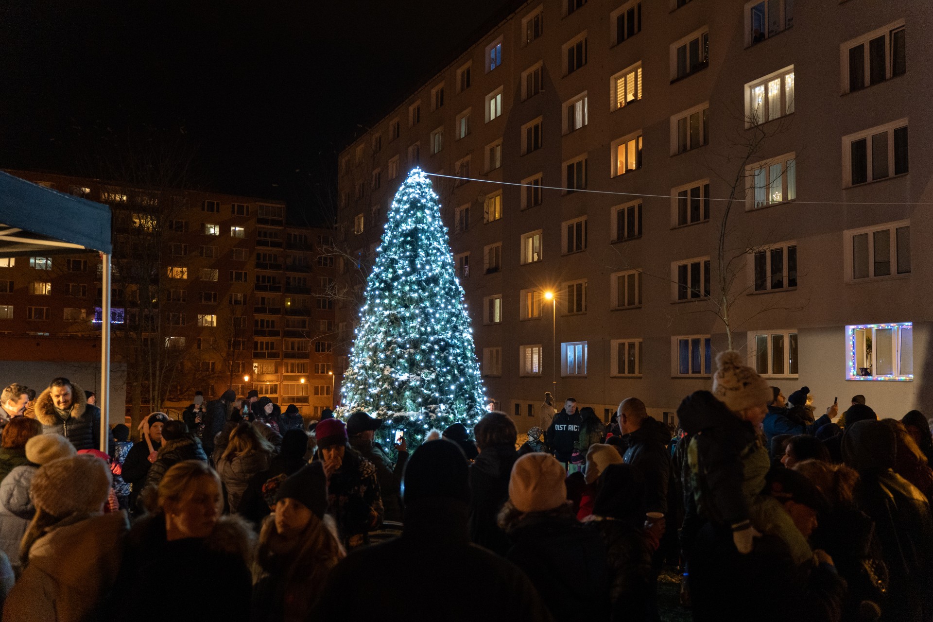 Dnes se rozzáří strom na Skvrňanech
