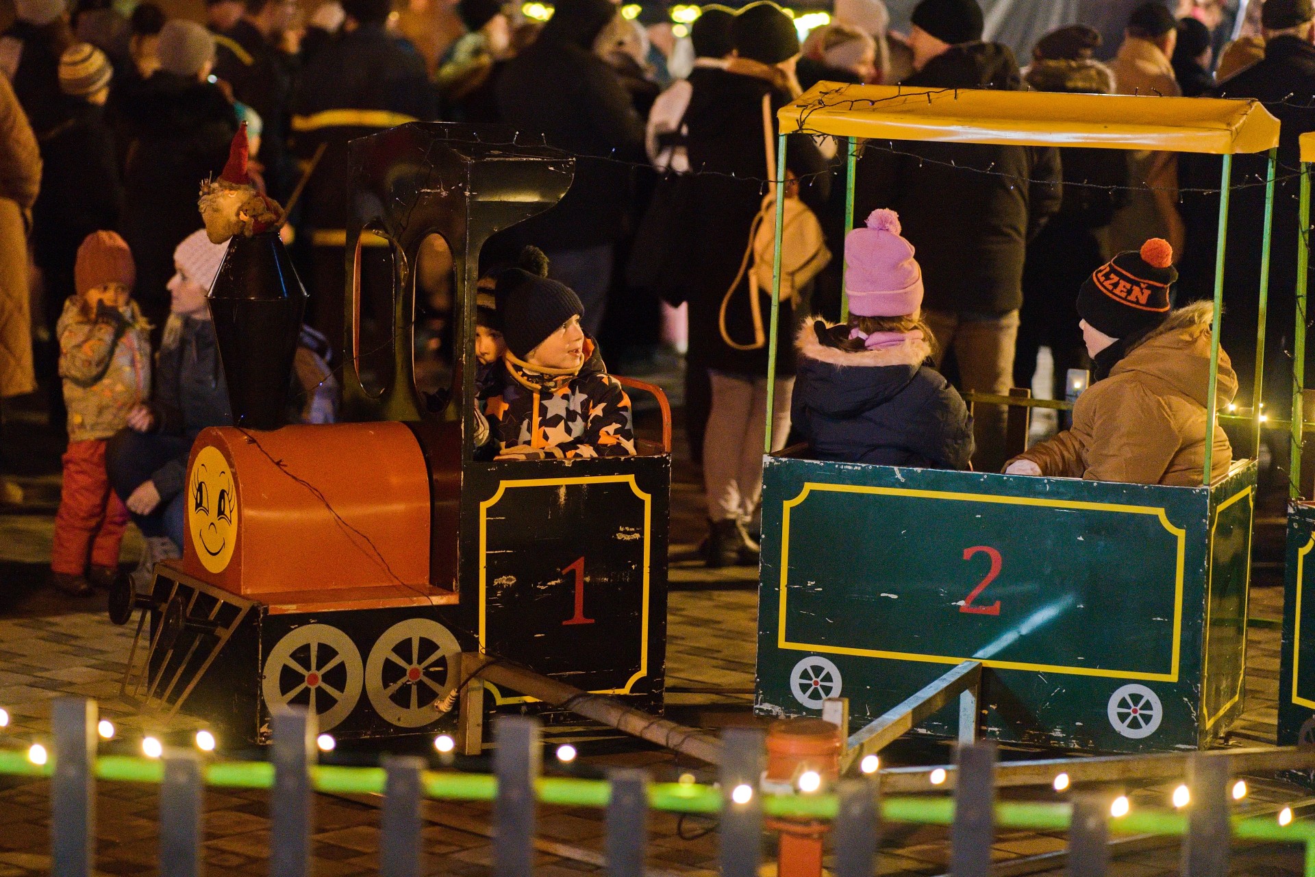 Vánoční strom na Skvrňanech už svítí 