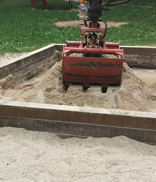 výměna písku, údržba povrchů hřišť