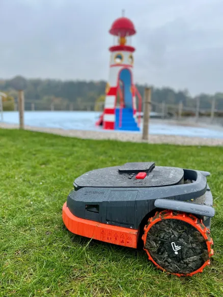 Trojka sází na moderní technologie, Škodaland sekají roboti