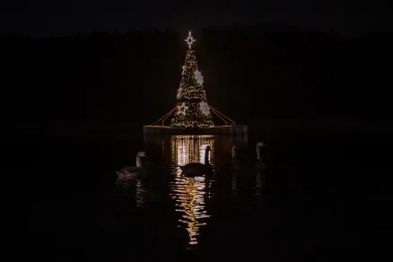 Strom na hladině Borské přehrady rozzářila tisícovka návštěvníků