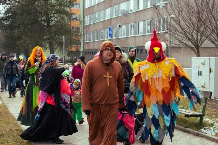 Trojku v únoru ovládne masopustní veselí. Chystají se zabijačkové hody, průvod masek i pohádkový karneval