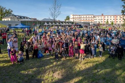 Trojku ovládnou čarodějnice, dorazí Neckář i plzeňské hokejové hvězdy