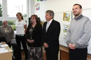 1.září přivítal u školy prvňáčky také starosta Jiří Strobach. 
