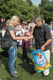 Starosta MO Plzeň 3 jiří Strobach gratuluje paničce NEJ PSA