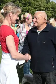 Zdeněk Srstka gratluje majitelce pejska, který se umístil na třetím místě