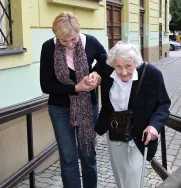 Paní Matasová přišla na úřad v doprovodu své dcery a vnučky