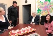 Místostarosta MO Plzeň 3 pohostil paní Matasovou a její rodinu ve své kanceláři