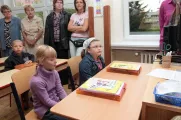 Malé školačky s novými učebnicemi