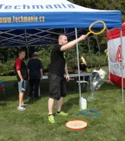 Děti si mohly veliký bublifuk ve stánku Techmanie.