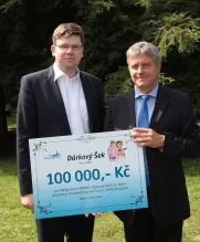 Ministr spravedlnosti JUDr. jiří Pospíšil a starosta MO Plzeň 3 Jiří Strobach se šekem pro DD Domino. 
