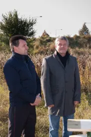 Akci přihlížel místostarosta Radislav Neubauer a starosta Jiří Strobach (zleva)