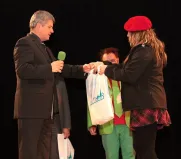 Starosta jiří Strobach s jednou z učitelek