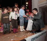 Radislav Neubauer předává dětem sladkosti