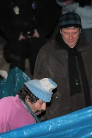 Muž byl zpočátku agresivní, později starostovi ochotně ukazoval svůj příbytek