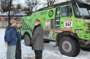Starosta Jiří Strobach s bratry Kiliánovými, kteří se zúčastnili závodu Rallye Dakar 2012