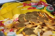 Za nalezený poklad dostaly děti kromě věcných dárků také čokoládové mince 