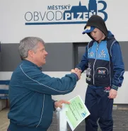 Starosta Jiří Strobach gratuluje nejrychlejšímu jezdci na inline dráze