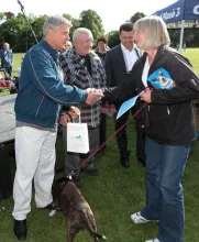 Majitelka třetího nej psa přebírá gratulace od starosty centrálního obvodu