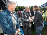 Zdeněk Srstka gratuluje majitelce vítěze