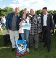 Vítězka se svým čtyřnohým kamarádem Winkym a porotci soutěže