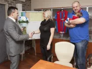 Maminka předal květinu místostarosta Radislav Neubauer