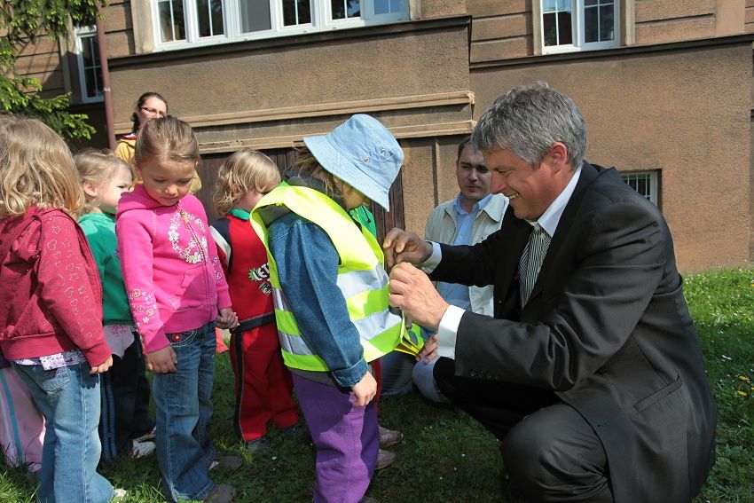 Bezpečnost dětí, předávání reflexních vest do školek 