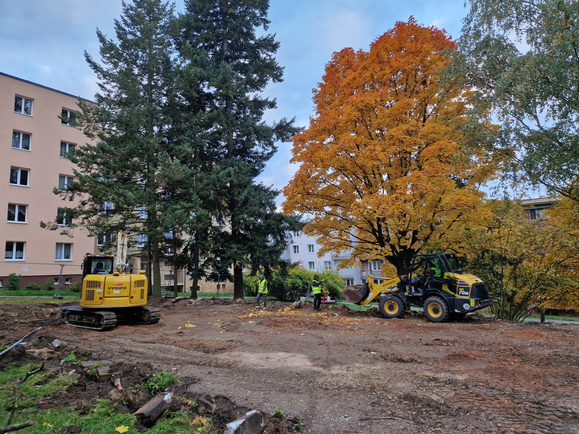 přípravné práce na hřišti 2 přípravné práce na hřišti 2