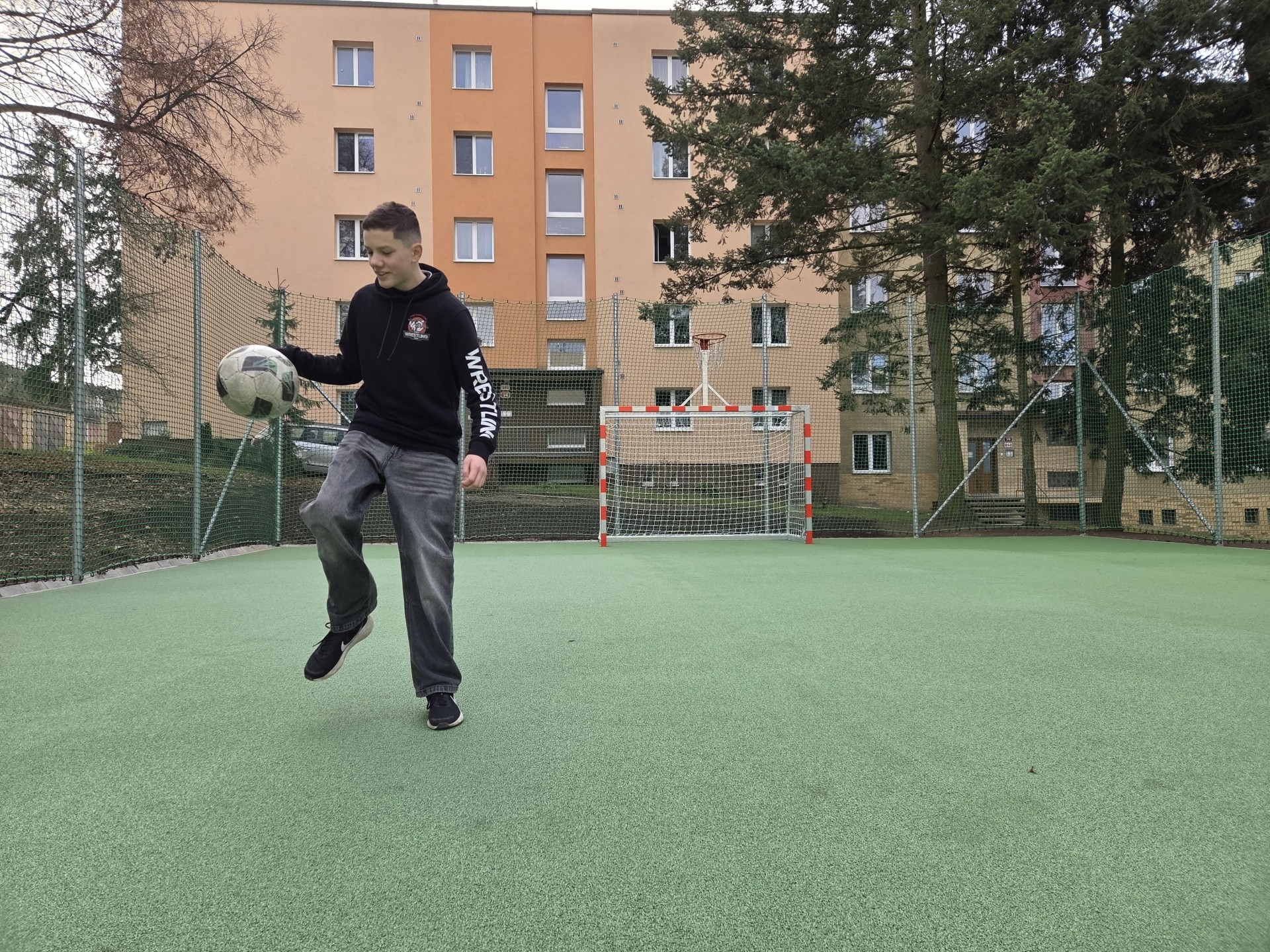 Tomáš Lacko už hraje na novém hřišti 1 Tomáš Lacko už hraje na novém hřišti 1