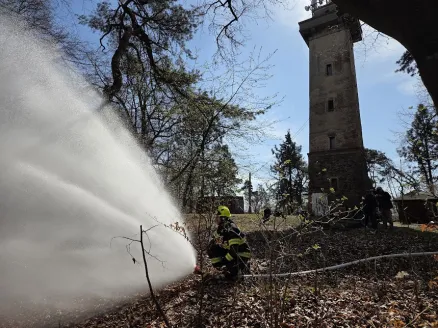 Taktické cvičení prověřilo hasiče ze Čtyřky, nacvičovali zásah při požáru lesa na Chlumu