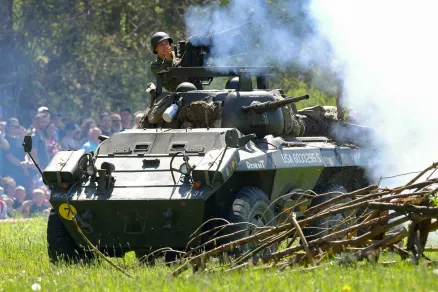 Dva a půl tisíce lidí sledovalo obsazení německého flaku u sv. Jiří