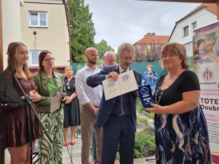 Ředitelka Mezigeneračního a dobrovolnického centra TOTEM získala stříbrnou medaili senátu