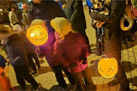 Lampionový průvod zakončilo opékání buřtů na hřišti