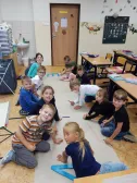 1. B Společně pracuje