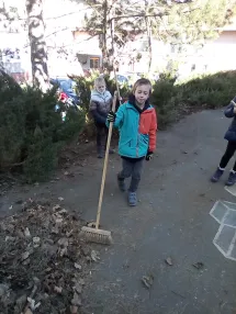 Úklid školní zahrady - březen 2022