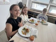 Zásady správného stolování v Akademii hotelnictví (5. ročníky) - 4/2026