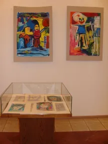 Žáci se speciálními vzdělávacími potřebami, kteří navštěvují zájmové kroužky kresba, malba a keramika vystavovali své nejpovedenější práce.