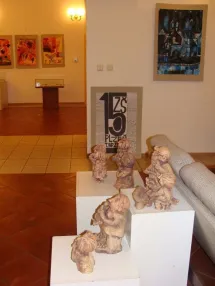 Žáci se speciálními vzdělávacími potřebami, kteří navštěvují zájmové kroužky kresba, malba a keramika vystavovali své nejpovedenější práce.