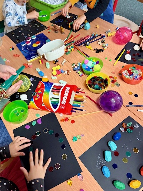 Aktivita dětí ve skupince, kde děti rozvíjí sociální a emoční dovednosti. 