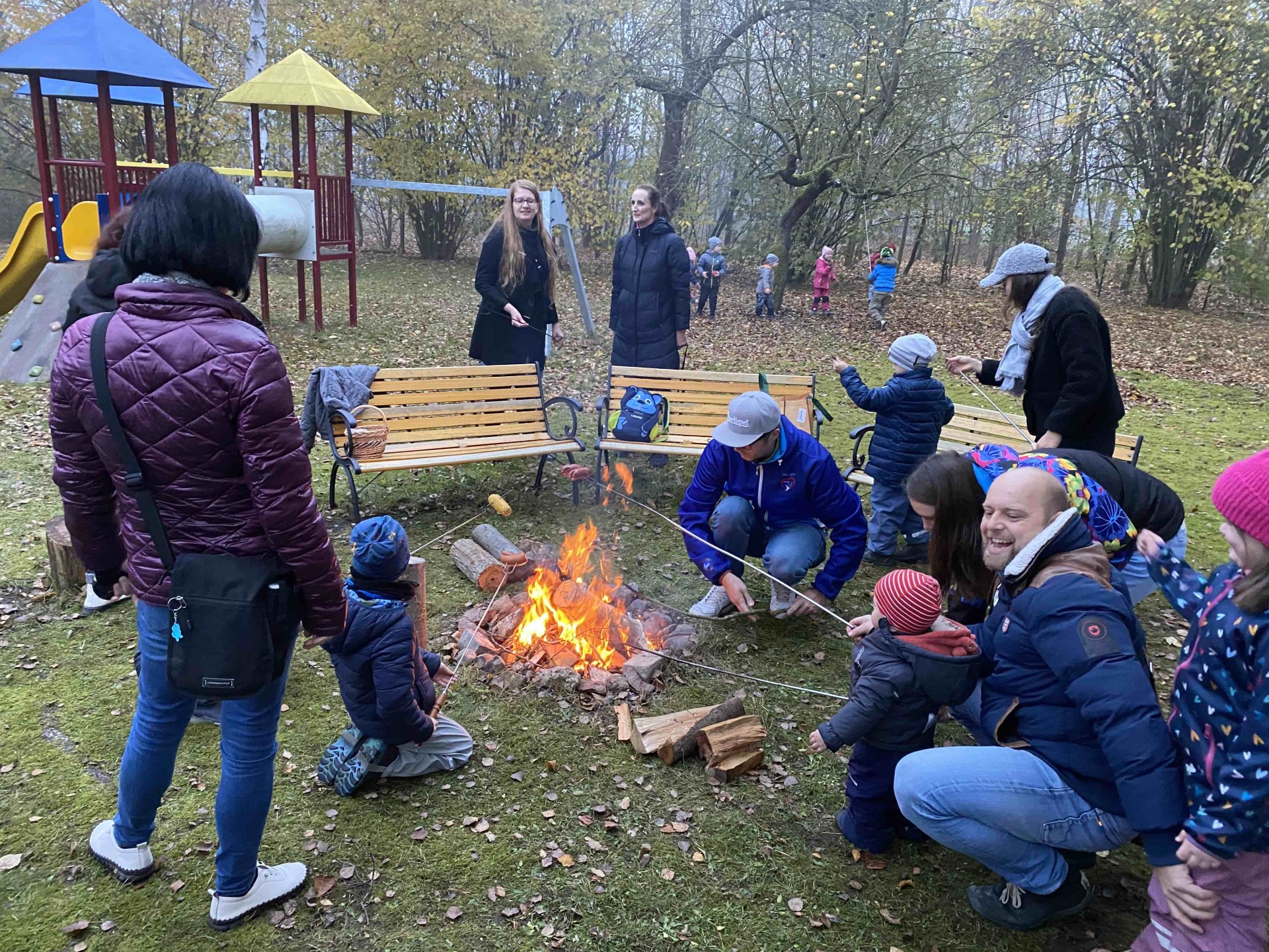 Opékání buřtů na školní zahradě (sovičky)