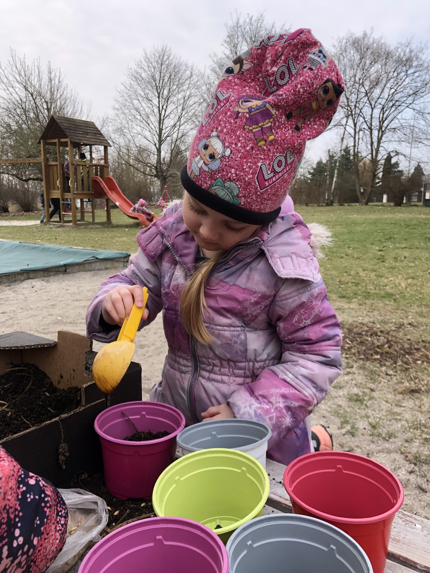 Sázení velikonoční travičky (žabičky)