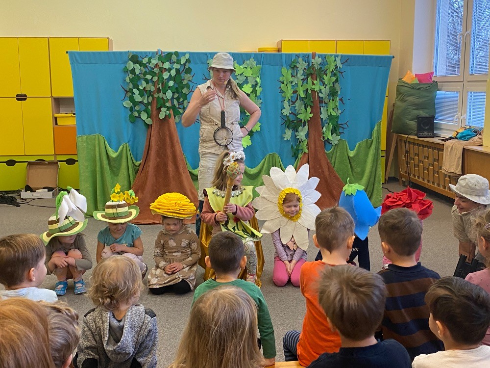 Divadlo v MŠ "Jaro v korunách stromů"