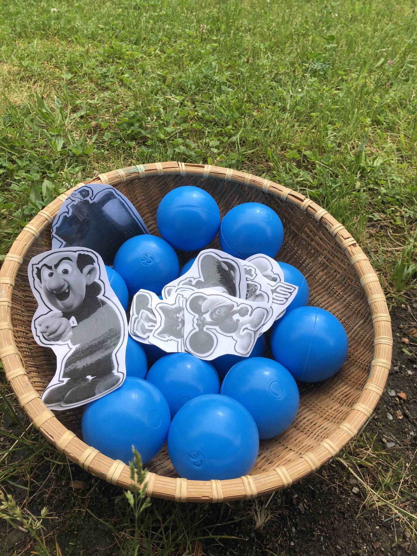 Šmoulí hra na školní zahradě (žabičky)