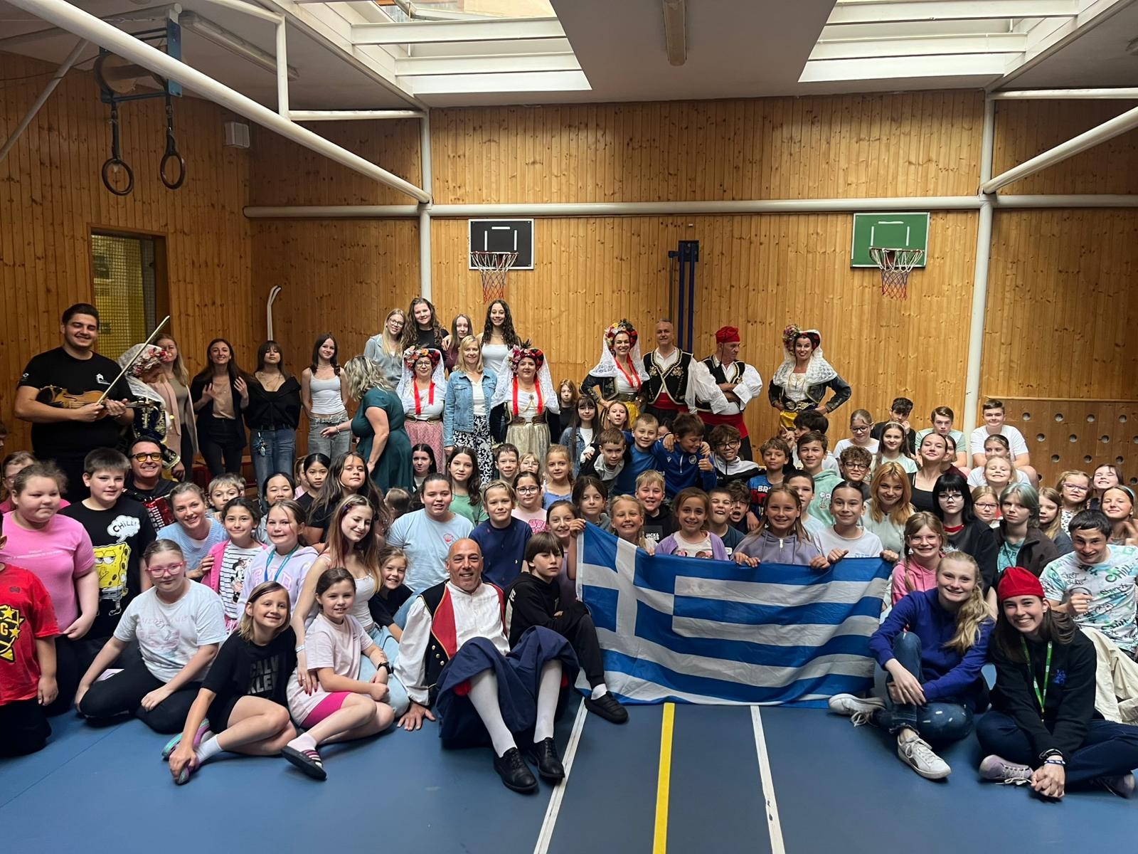 Portugalský a řecký folklorní soubor zněl budovou 17. ZŠ a MŠ Plzeň