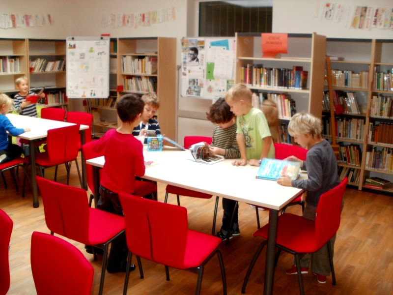 Prvňáci ve školní knihovně