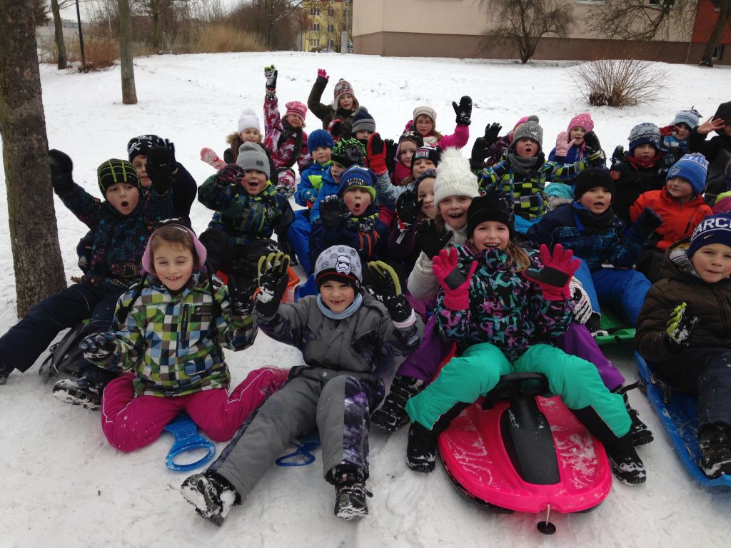 Padá sníh, padá sníh, pojedeme na saních…