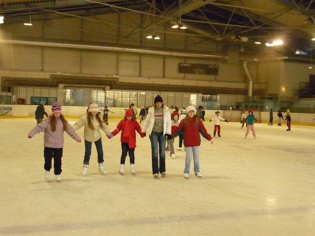 Odpověď na anketní otázku: “Jaké je stáří nejstarších nalezených kovových bruslí?“